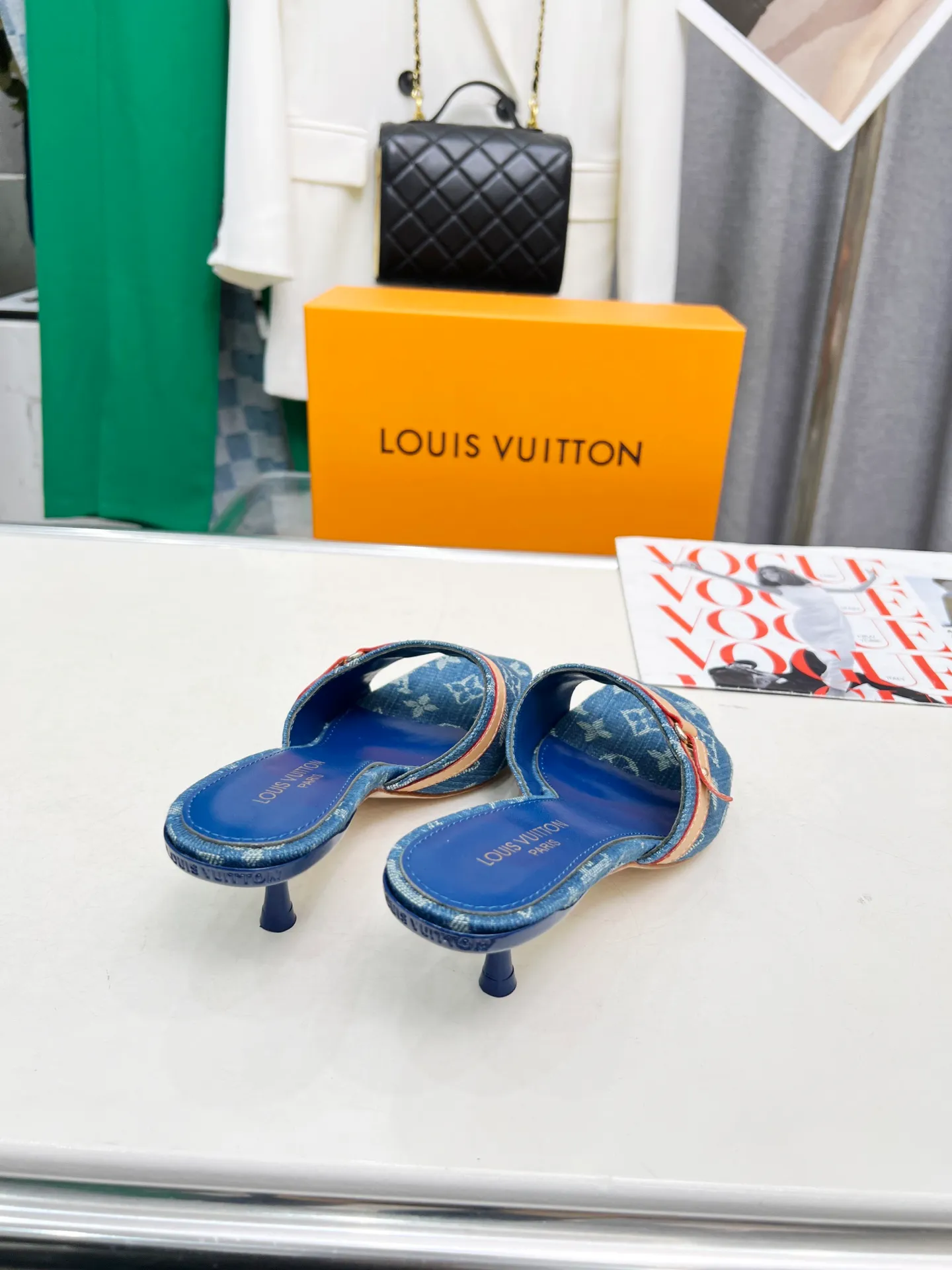 Factory direct sales👟👟Ex-factory price 440👟👟 LV new denim denim kitten heel slippers 2025 summer must-have for goddesses, original replica, super comfortable on the feet. Show off the queen's temperament, the heel height is 5.5CM, which shows your temperament without being tiring. Standard code: 35-42 (41 and 42 codes are customized, non-returnable and non-exchangeable)